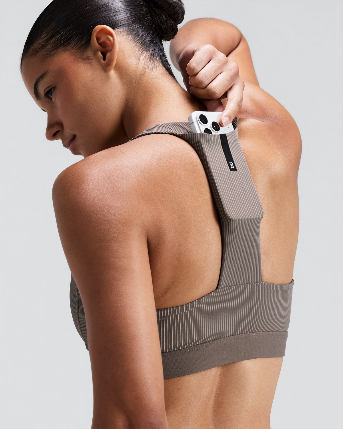 Women's Striped Cadence™ Scoop Neck T-Back Run Bra - Concrete Taupe / Cocoa